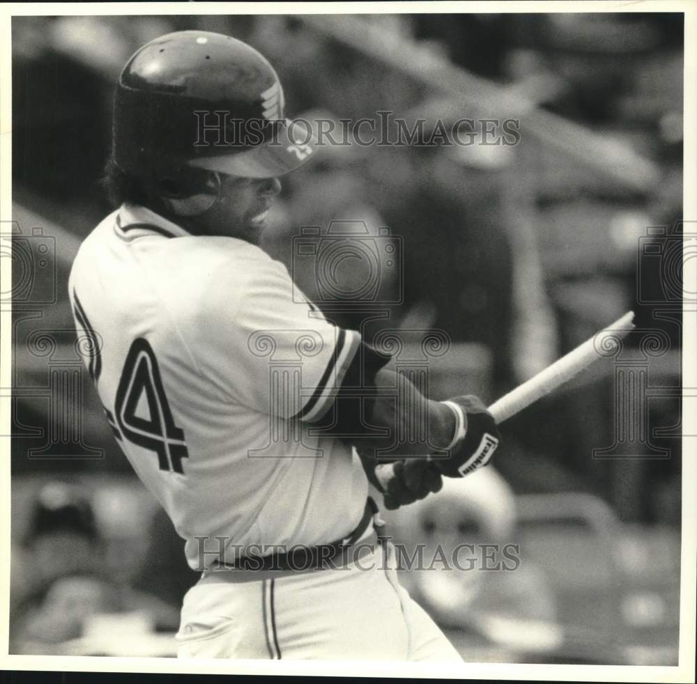 1989 Press Photo Glenallen Hill, Syracuse Chiefs Baseball Player breaks Bat- Historic Images