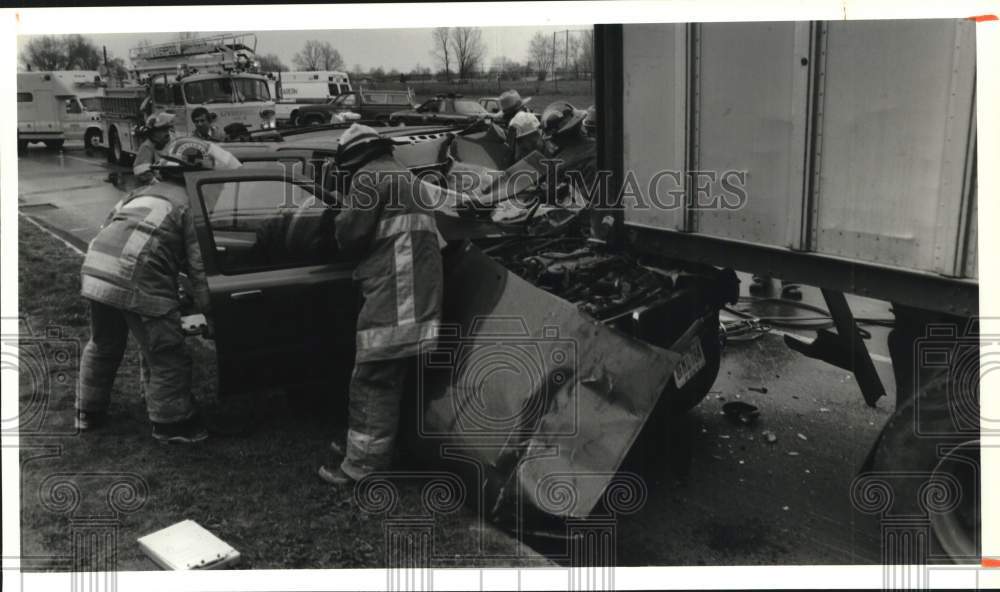 1992 Press Photo Liverpool Firefighters extract Car Accident Victim, New York- Historic Images