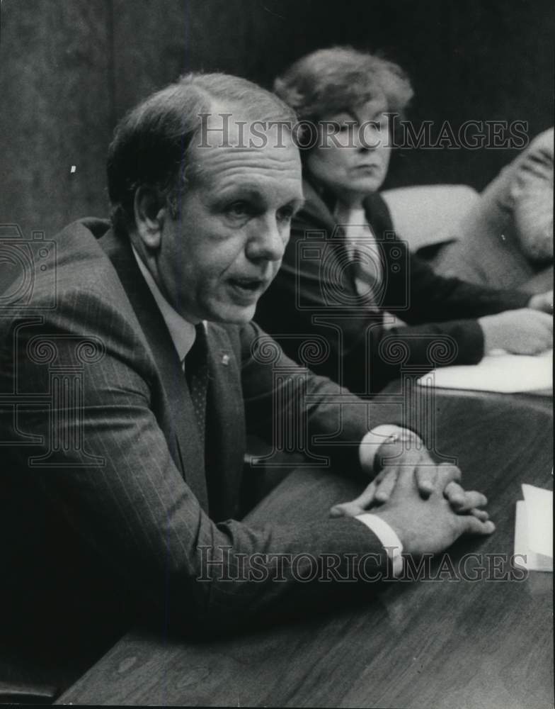 1984 Press Photo Bill Bush speaks at Desk - sya95151- Historic Images