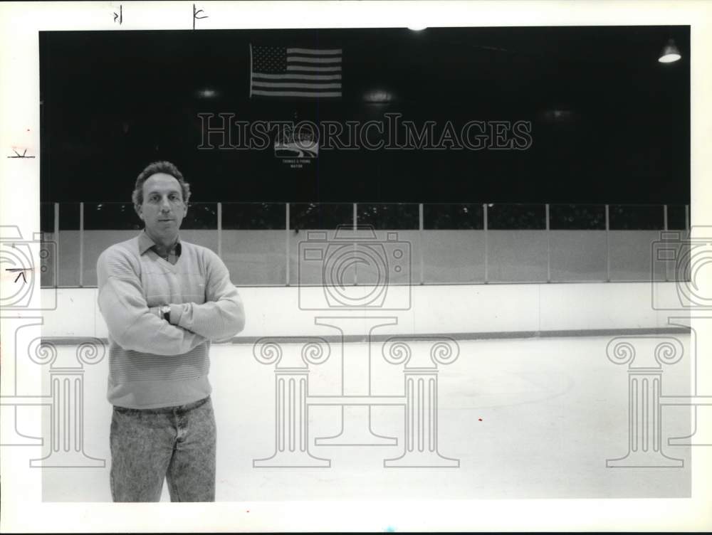 1990 Press Photo Richard Paparo at the Sunnycrest Ice Rink. - sya95465- Historic Images