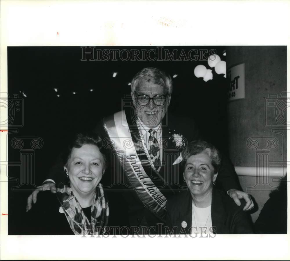 1990 Press Photo Peter Coleman with sisters Winnie and Mary Jo Coleman at Event- Historic Images