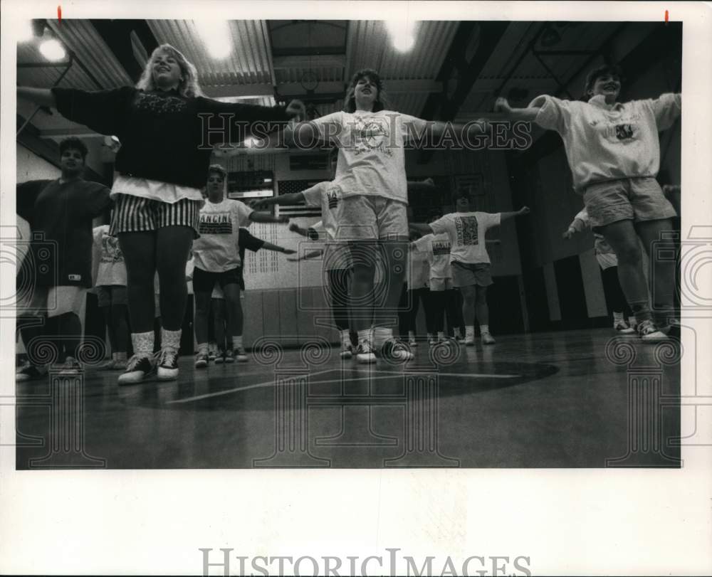 1988 Press Photo Auburn High School Cheerleaders practice for Florida Event- Historic Images