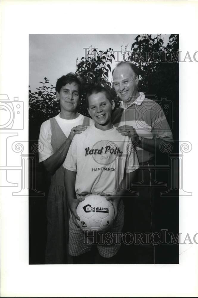 1990 Press Photo Soccer Player Chris Fonehouse with Parents Joanne and Fred- Historic Images