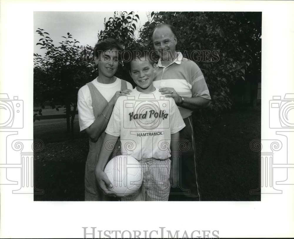 1990 Press Photo Soccer Player Chris Fonehouse with Parents - sya96058- Historic Images