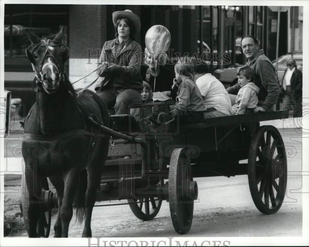 1986 Press Photo Mickey Newman on Horse and Wagon at Armory Square Autumn Fest- Historic Images