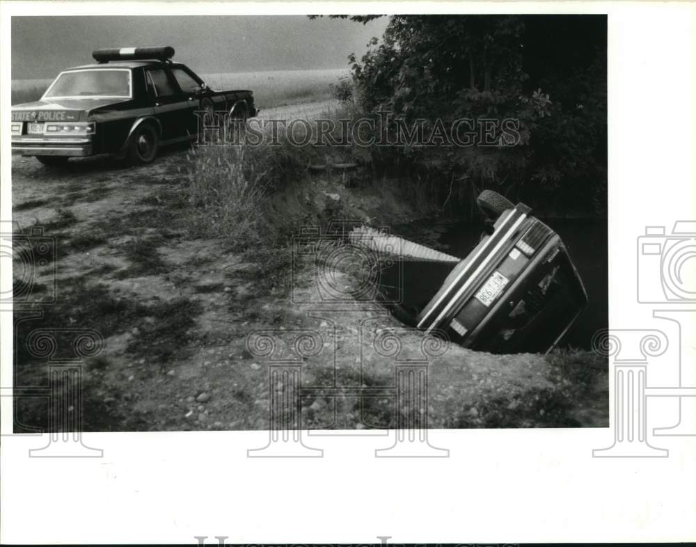 1988 Press Photo Car involved in Fatal Accident in Clyde River off River Road- Historic Images