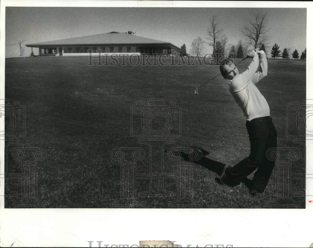 1985 Press Photo Golf Professional Kevin Daly at Auburn Country Club Course- Historic Images