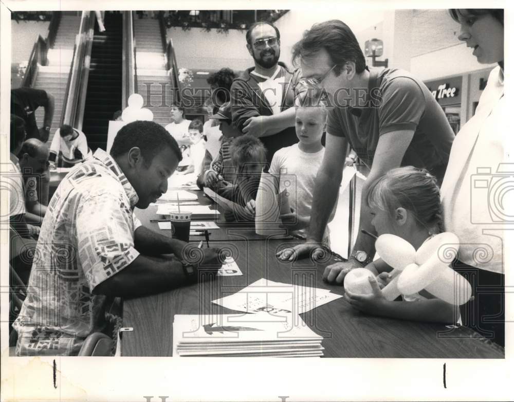 1988 Press Photo Fans with Former Syracuse University Football Player Joe Morris- Historic Images