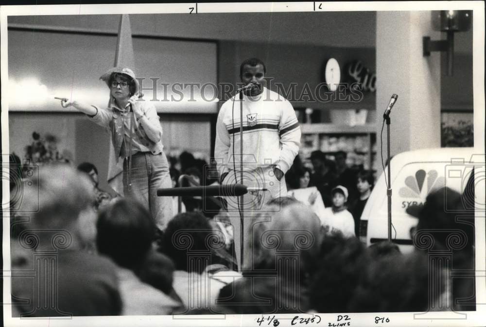 1978 Press Photo New York Giants Football Player Joe Morris at Penn Cann Mall- Historic Images