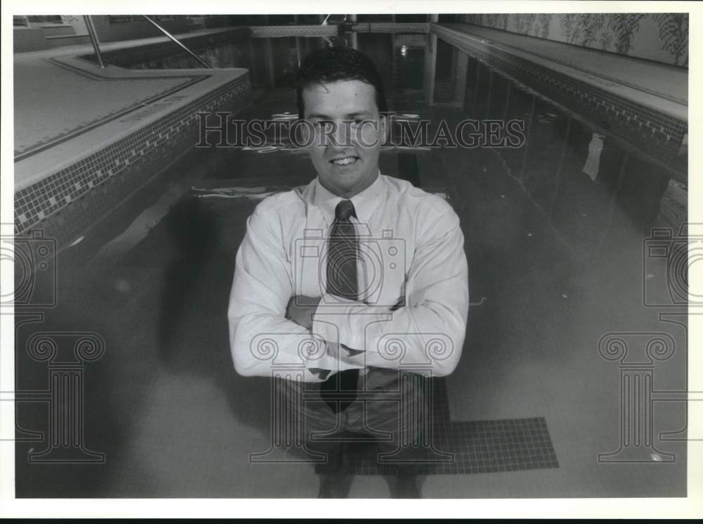 1990 Press Photo George Broadwell, Jr. in Captain's Quarters Motel Pool- Historic Images
