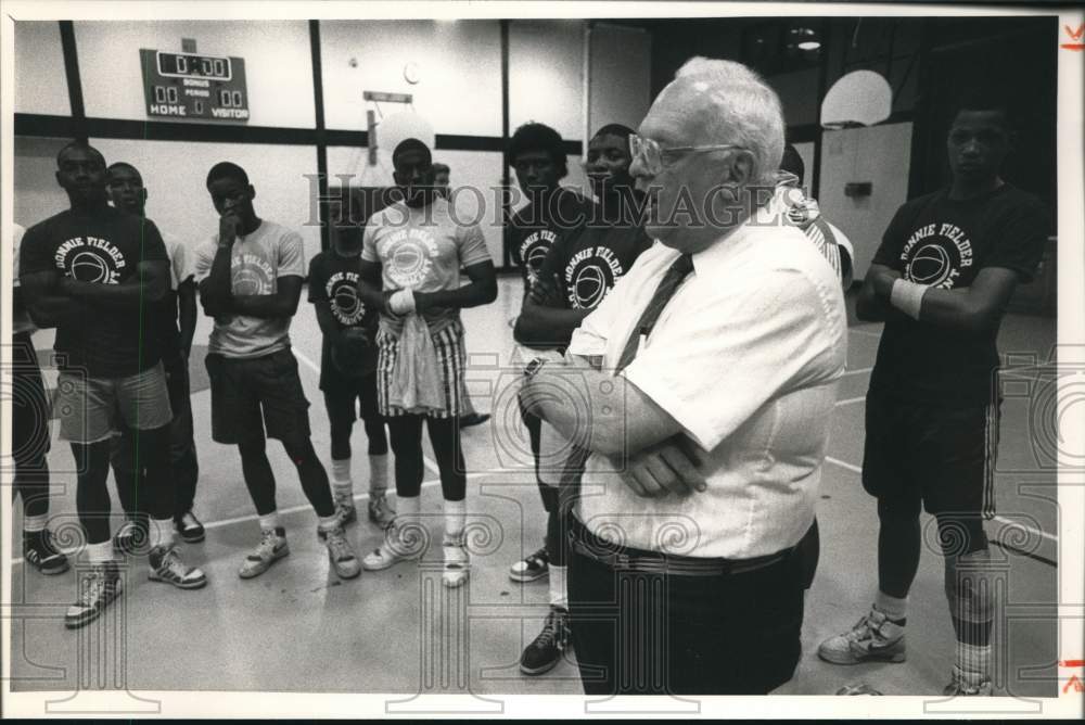 1988 Press Photo Syracuse Boy&#39;s Club Director Don Whittman with Basketball Team- Historic Images