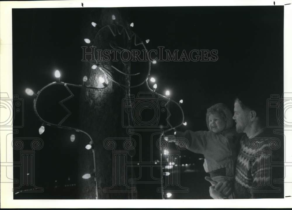 1991 Press Photo Charles Maddissson and Son View Burnet Park Christmas Lights- Historic Images