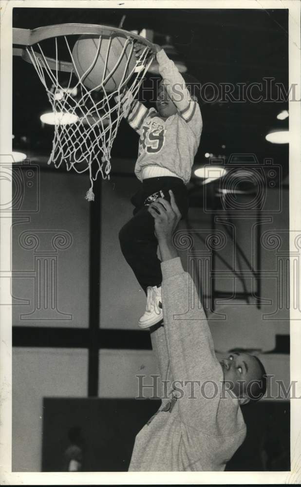 1987 Press Photo Tony Bruin helps son Anthony dunk at Southwest Community Center- Historic Images