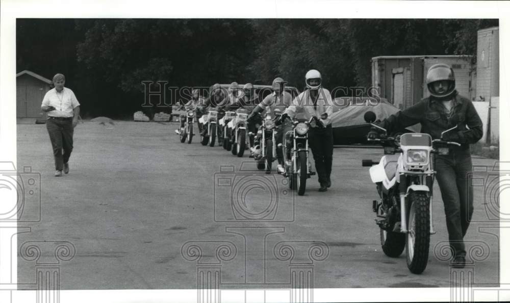 1987 Press Photo Motorcycle Riding Instructor Bill Darling with Students