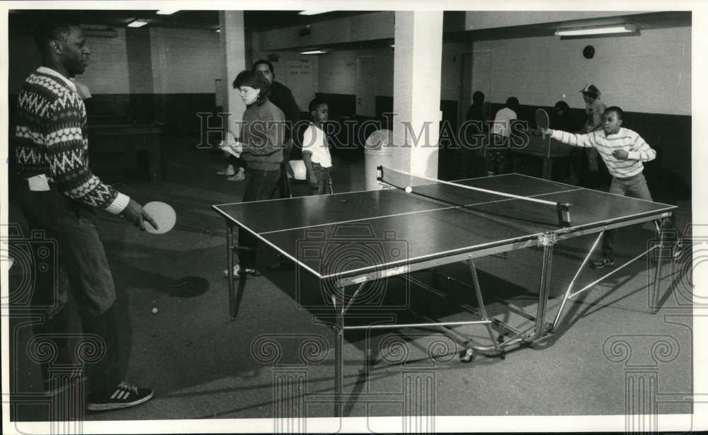 1987 Press Photo Lamar Williams and Staff at Syracuse Boys Club Ping Pong Game- Historic Images