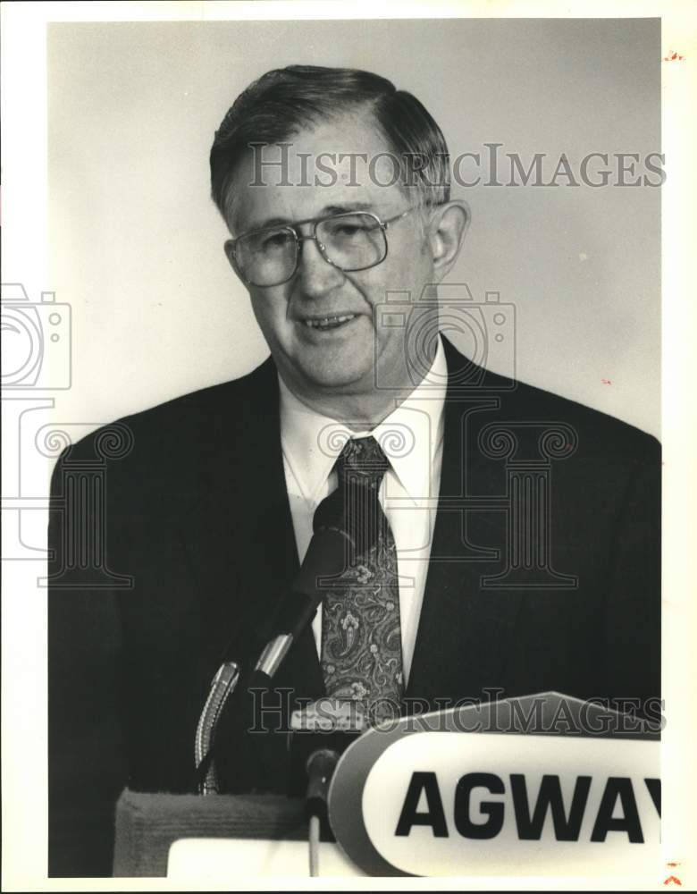 1989 Press Photo Agway CEO William Hiller Speaks at Hotel Syracuse Meeting- Historic Images