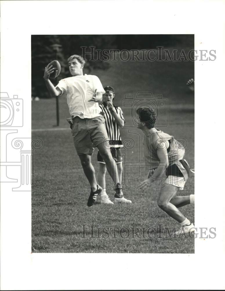 1990 Press Photo Eric Drown &amp; Rob Spector Play Football at Colgate University- Historic Images