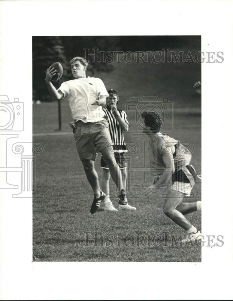 1990 Press Photo Eric Drown & Rob Spector Play Football at Colgate University- Historic Images