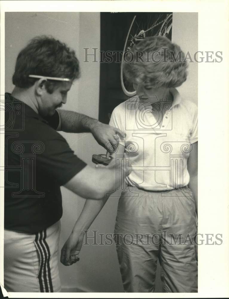 1984 Press Photo Sundown East Manager Mitch Lemelbaum Tests Karen Mana for Fat- Historic Images