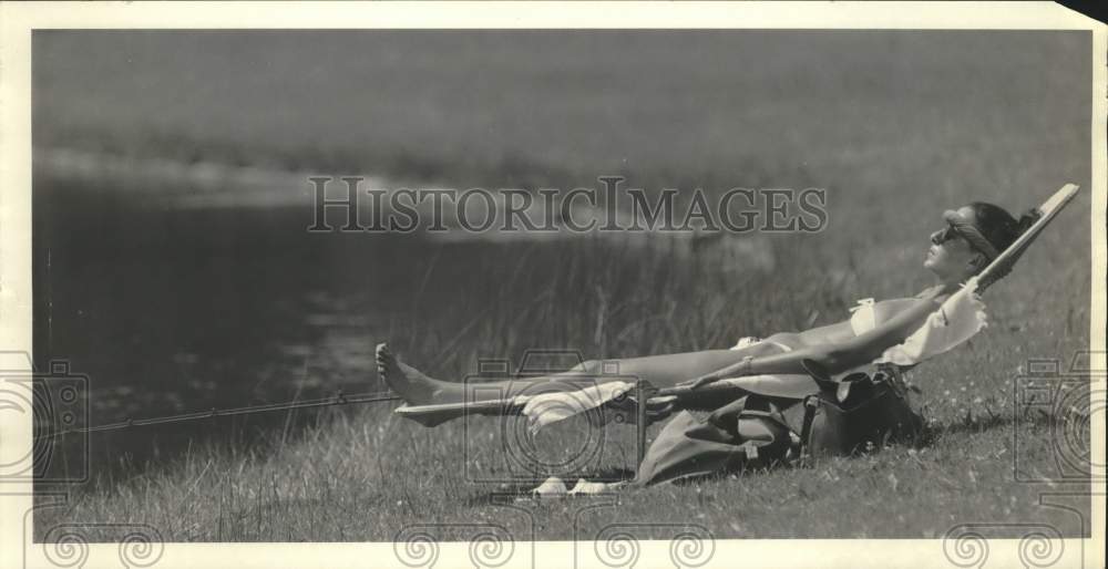 1986 Press Photo Liverpool-Angela Steinberg fishing and tanning at Onondaga Lake- Historic Images
