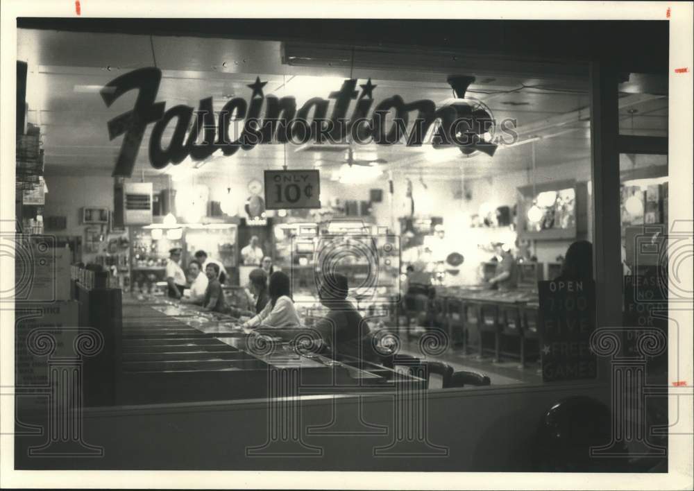 1989 Press Photo Game Night at &quot;Fascination&quot; on Sylvan Beach - sya98512- Historic Images