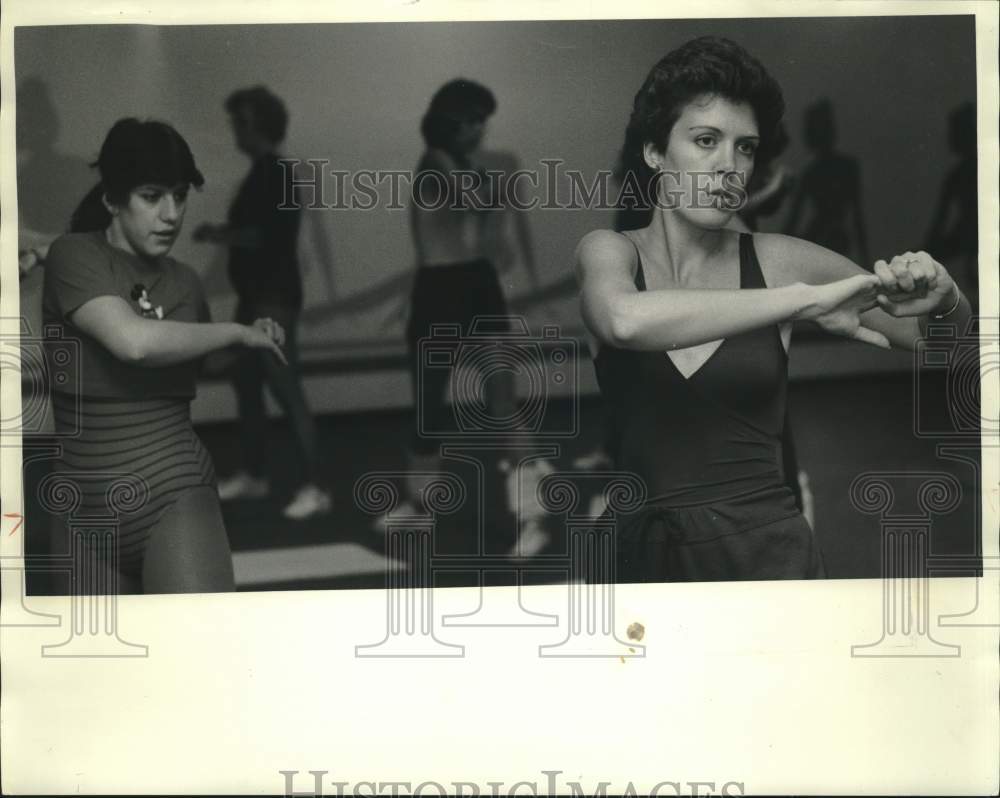 1984 Press Photo Mary Dixon warms up for Sundown Health Fitness Club Class- Historic Images