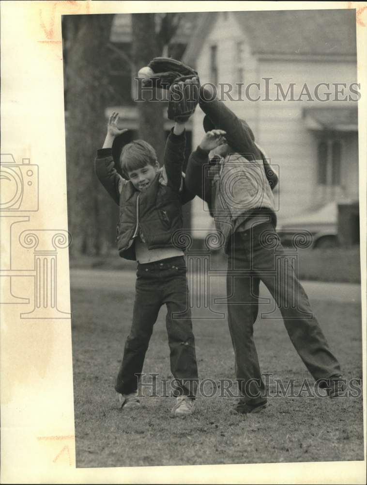 1986 Press Photo Mike Miles and Jeff Streator play Baseball in Oneida, New York- Historic Images