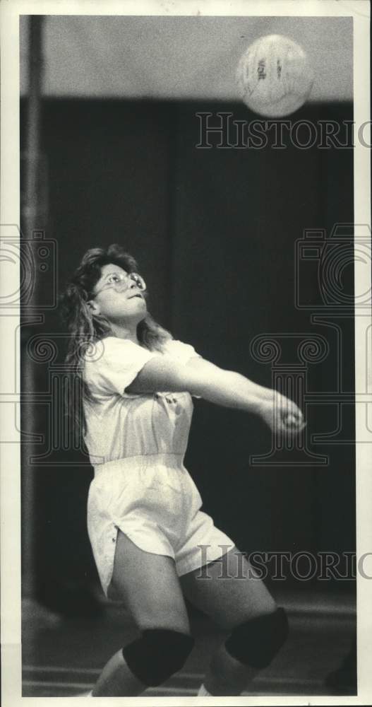 1987 Press Photo Michelle White hits the ball at the Jewish Community Center- Historic Images