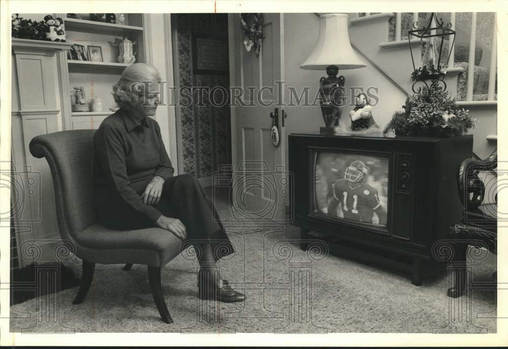 1986 Press Photo Ginny Allen watches New York Giants versus Green Bay Packers- Historic Images