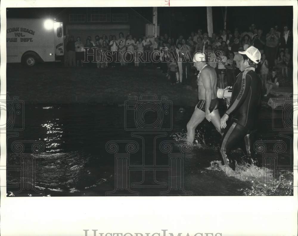 1987 Press Photo Swimmer Jerry Ferris at Sylvan Beach on Oneida Lake, New York- Historic Images