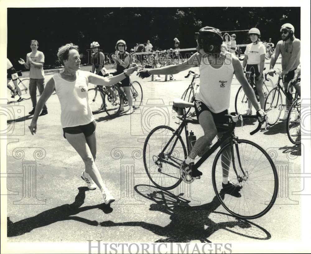 1989 Press Photo Sue Crook and Mark Perrin at &quot;McHarrie Days&quot; Biathlon Race- Historic Images