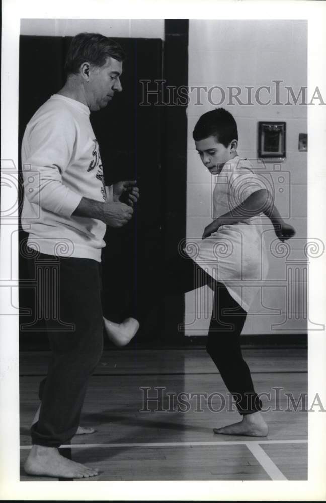 1989 Press Photo Ron and Luke Rabideau at Jamesville-DeWitt Karate Practice- Historic Images