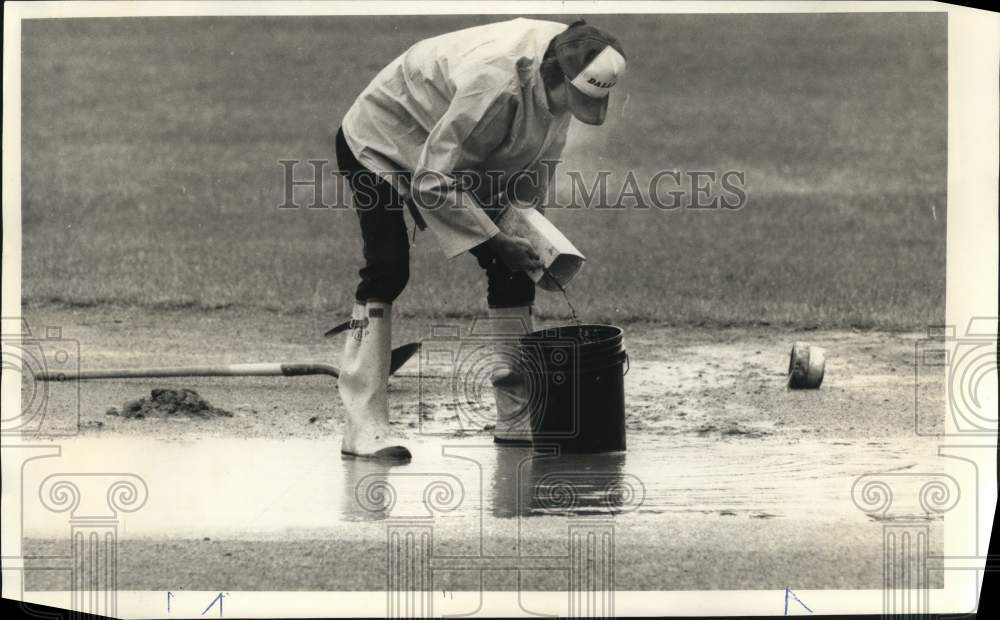 Press Photo Richard Mann between Home Plate and Pitchers Mound in Baseball Field- Historic Images