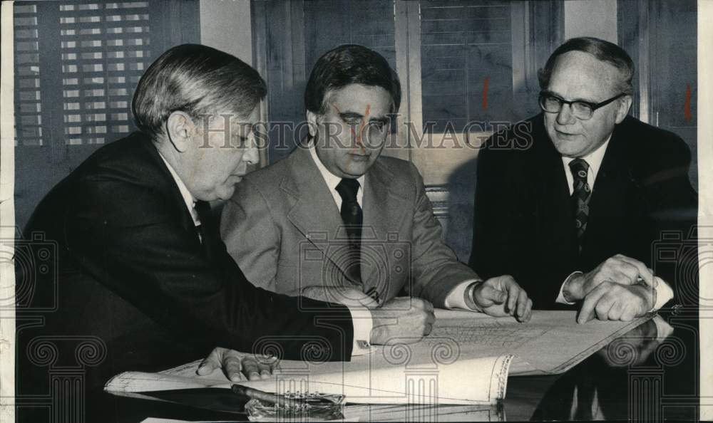 1977 Press Photo Syracuse University Chancellor Melvin A. Eggers at Meeting- Historic Images