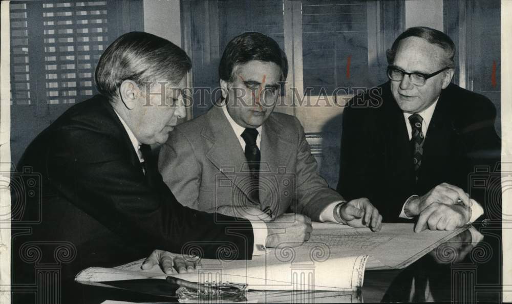1977 Press Photo Syracuse University Chancellor Melvin A. Eggers at Meeting- Historic Images