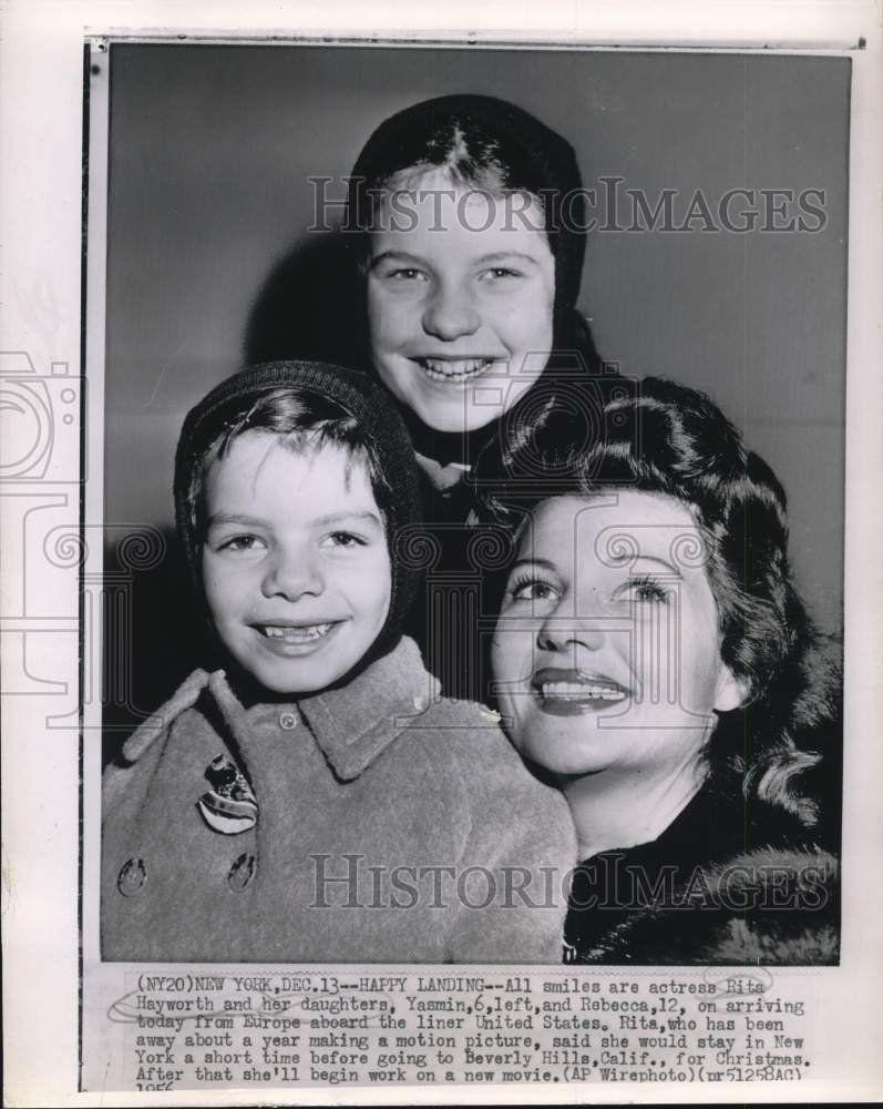 1956 Press Photo New York-Rita Hayworth with her daughters, Yasmin and Rebecca.