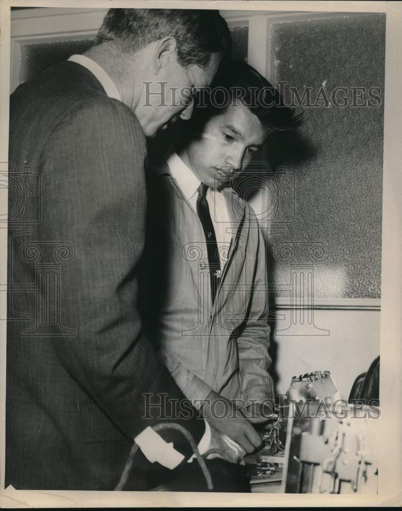 1964 Press Photo Robert Kennedy with student at skill center in Syracuse