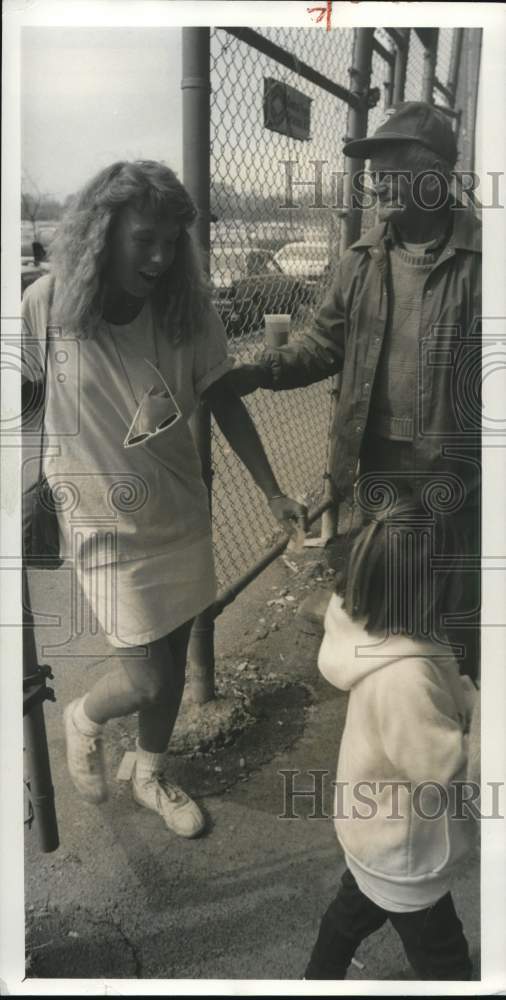 1987 Press Photo Syracuse-Bob Fitzgerald, at employee gate at MacArthur Stadium- Historic Images