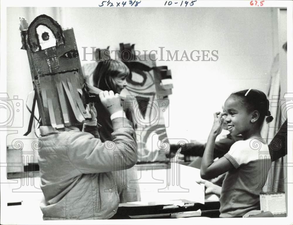1977 Press Photo Matt Krell shows mask to Felicia Bullock at craft event- Historic Images