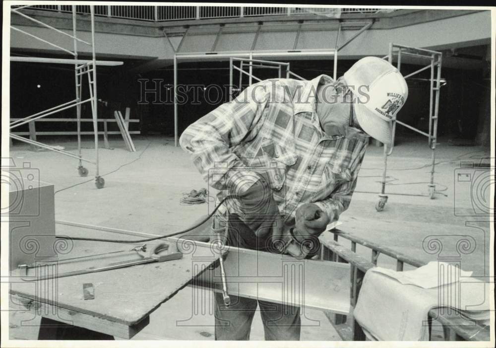 1987 Press Photo Ironworker Arthur Bova works on Galleries of Syracuse building- Historic Images