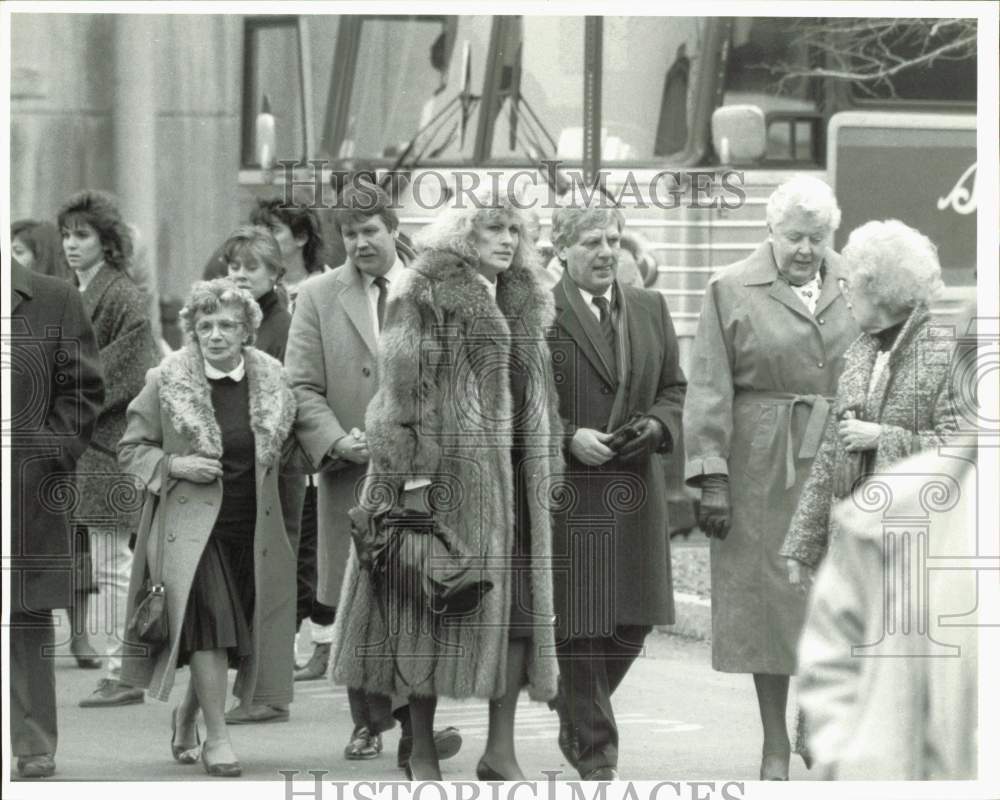 1989 Press Photo Families arrive at Syracuse University for memorial services- Historic Images