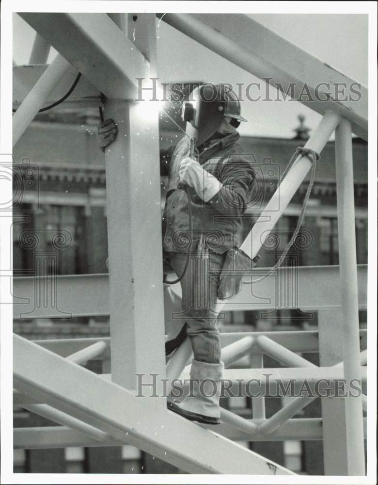 1986 Press Photo Iron welder Morley Cook works at Galleries Project site, NY- Historic Images