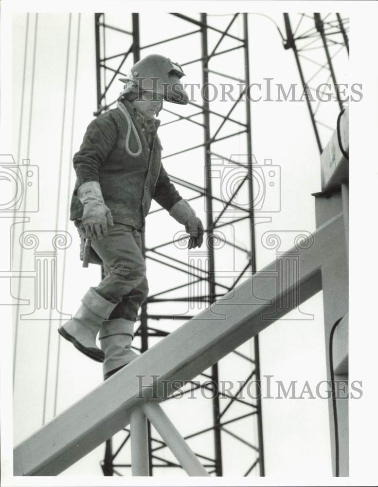 1986 Press Photo Morley Cook works at Galleries of Syracuse site, New York- Historic Images