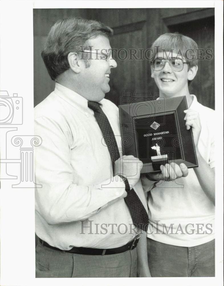 1983 Press Photo Sean McLaughlin gets Good Samaritan Award from Stephen Rogers- Historic Images