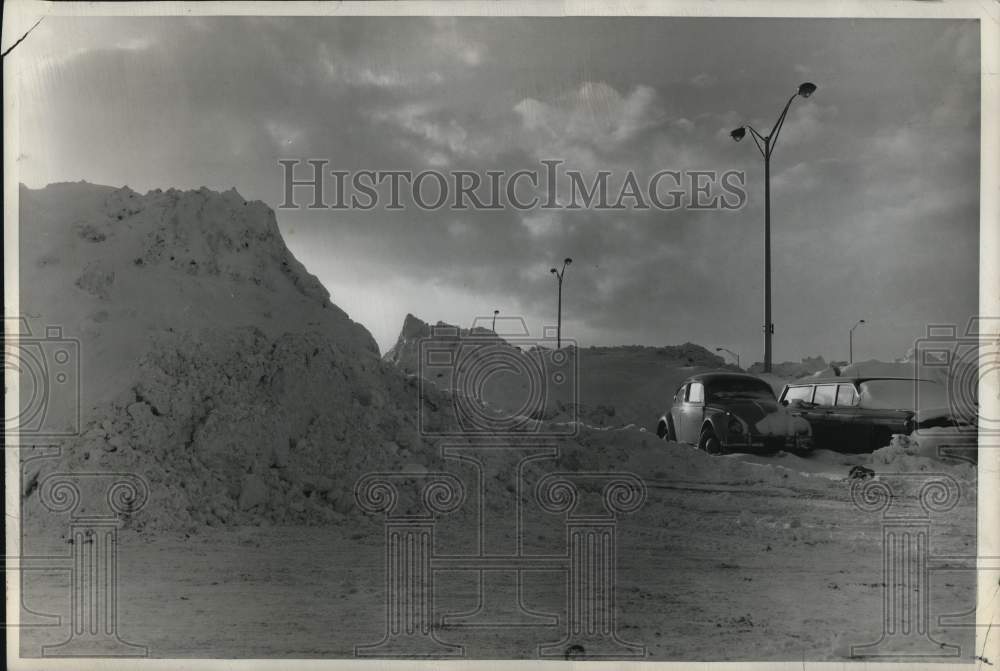 1963 Press Photo Snow piled up in neighborhoods. - syo00138