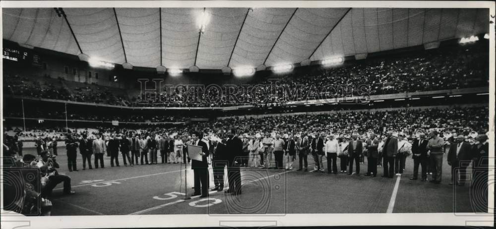 1982 Press Photo An awards ceremony at the Syracuse University football stadium.- Historic Images