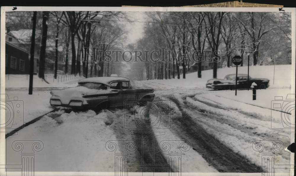 1959 Press Photo Cars try to maneuver snow-covered Park & Danforth streets