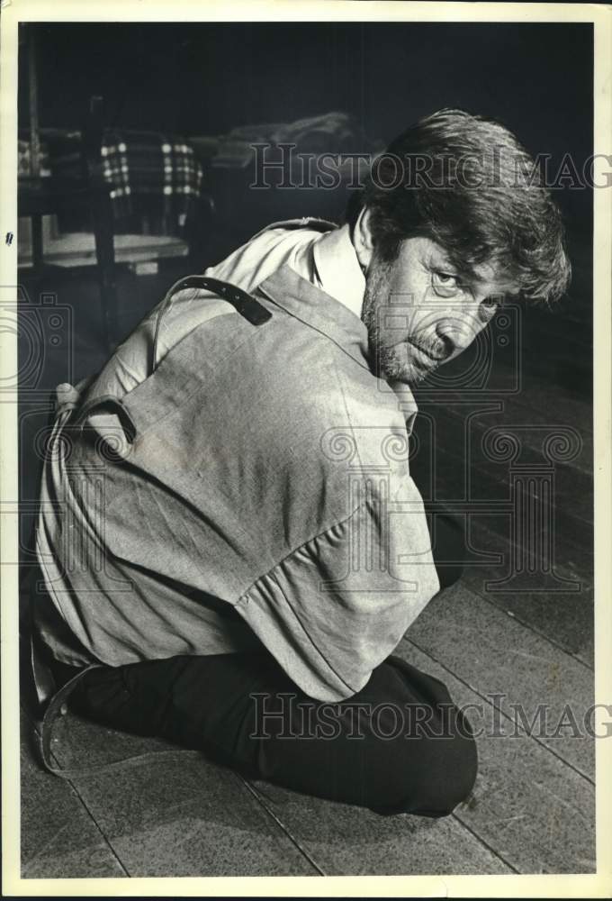 1981 Press Photo Ralph Waite appears in a straightjacket - syp00165- Historic Images