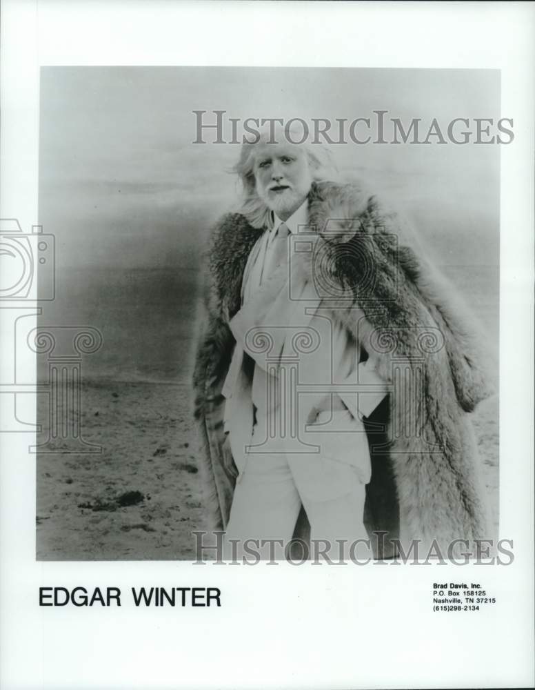 Press Photo Edgar Winter poses in a fur coat - syp00386- Historic Images