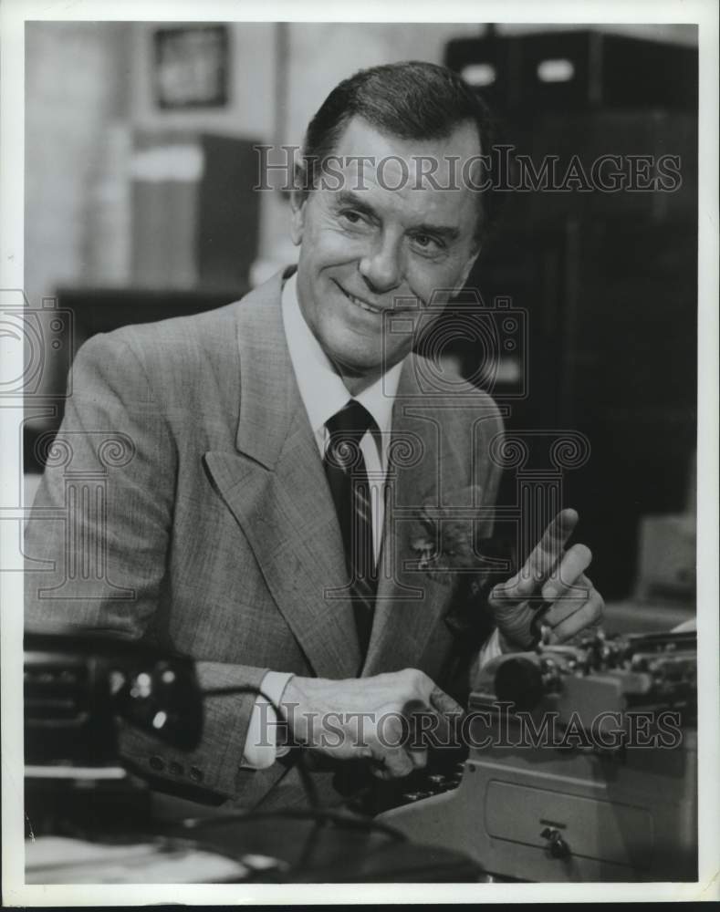 1976 Press Photo Gig Young sits at a typewriter - syp00461- Historic Images